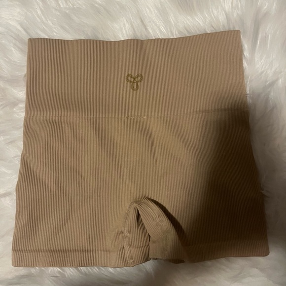 Aritzia ribbed biker shorts - Picture 1 of 3